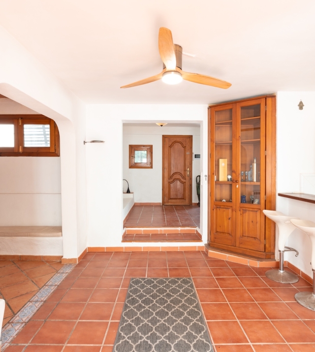 Resa Estates house huis te koop Siesta kitchen hallway.jpg